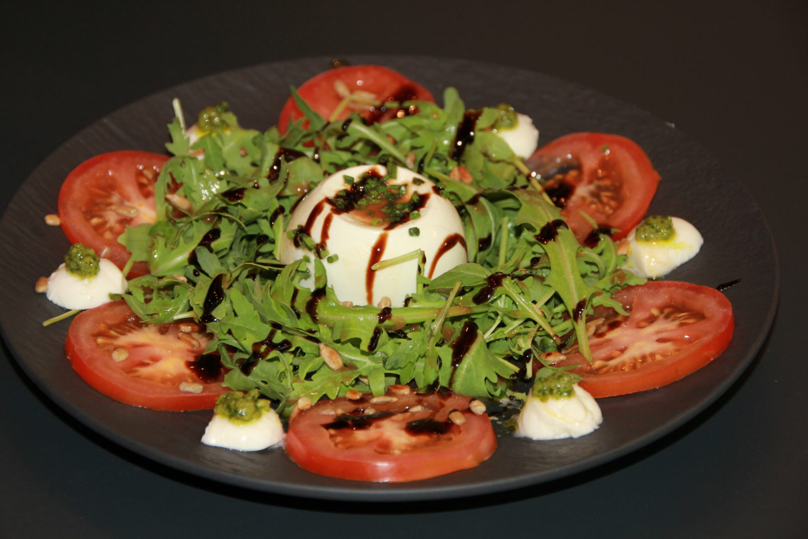 Bio-Schaffrischkäse auf Rucola-Tomaten Beet
