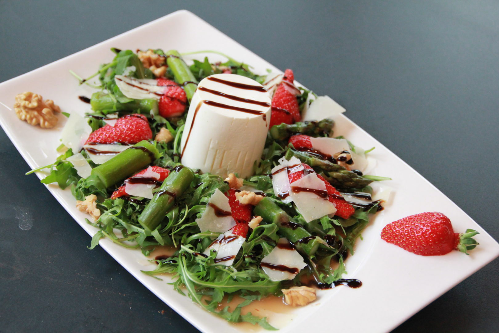 Bio-Schafkäse auf grünem Spargel-Rucola Salat