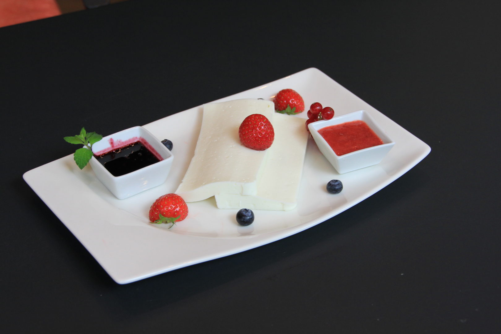 Topfen-Terrine mit Holunderbeeren-&Erdbeersauce