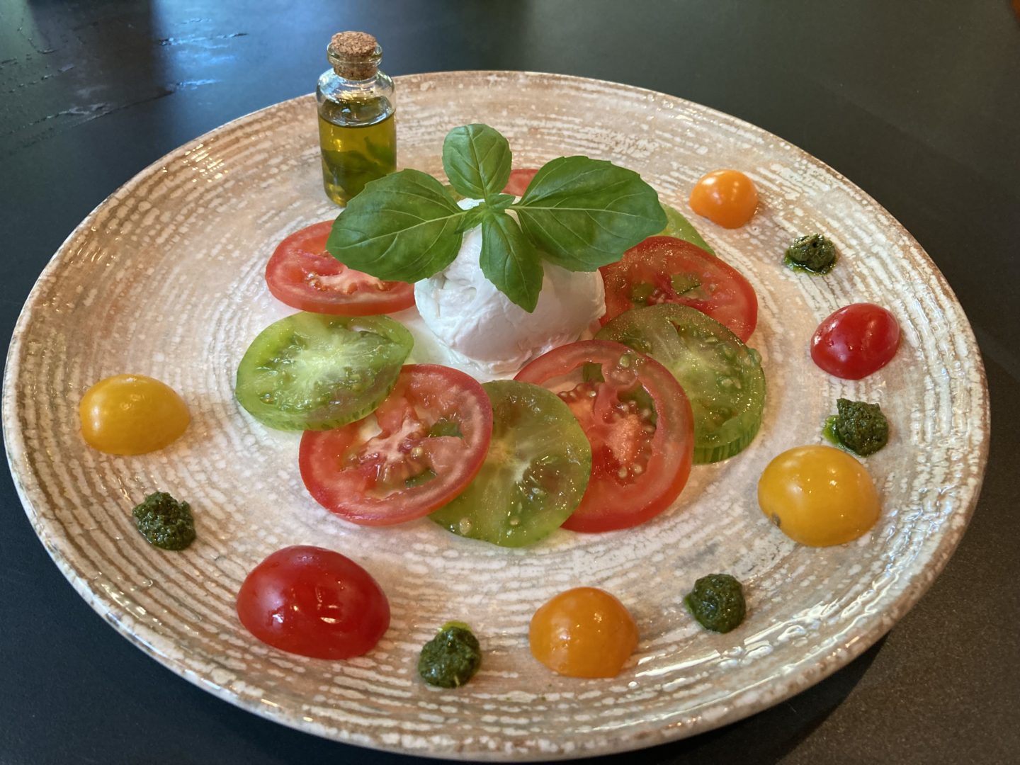 Büffelmozzarella aus Vorarlberg auf buntem Tomaten Beet