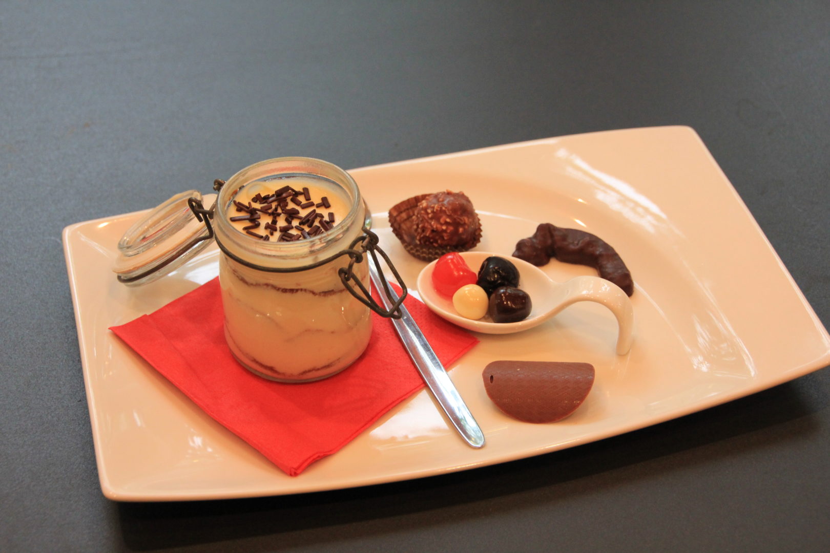 Weißes & Dunkles Schokoladenmousse trifft Beerenragout