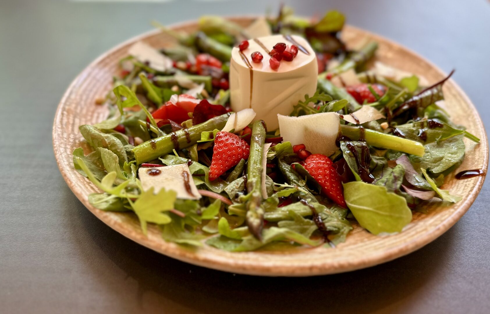 Bio-Schaffrischkäse auf Spargel-Erdbeer Salat