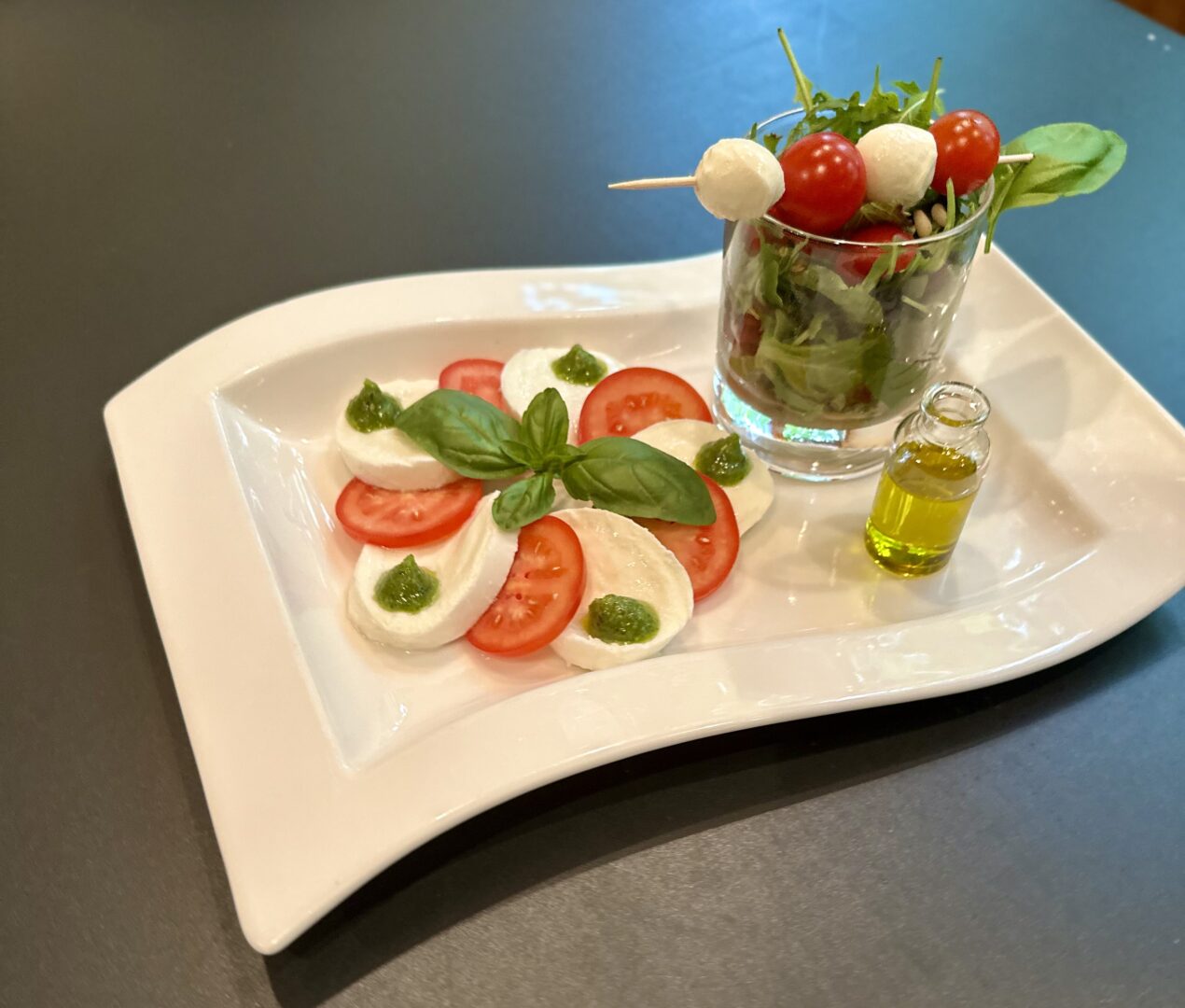 Bio-Mozzarella auf Tomaten mit Bärlauchpesto